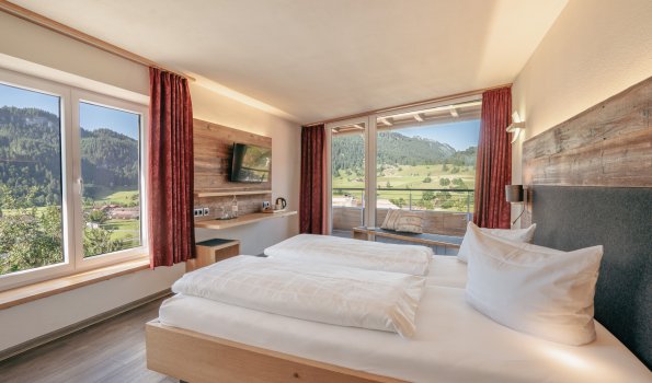 doppelzimmer-mit-balkon-und-bergpanorama