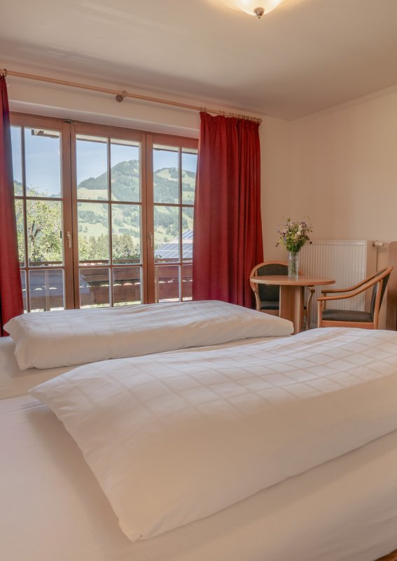 wohnen-im-hotelzimmer-mit-alpenblick