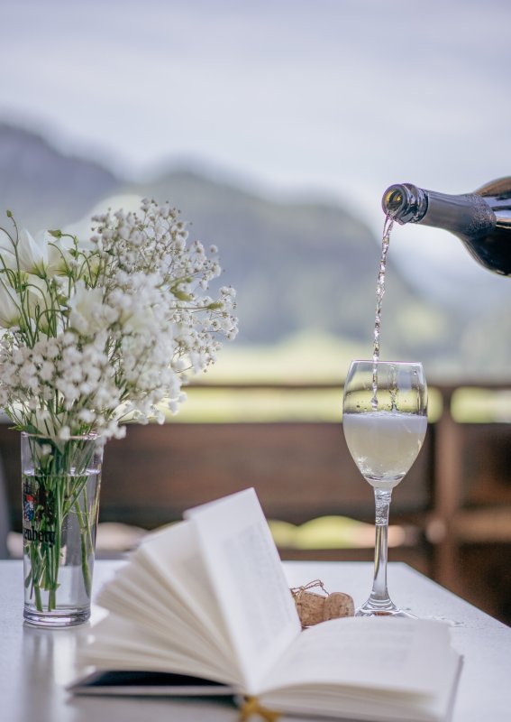 genussmoment-mit-sekt-und-bergblick-in-oberdorf