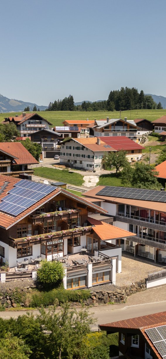 hotel-im-allgaeu-umgeben-von-gruenen-wiesen