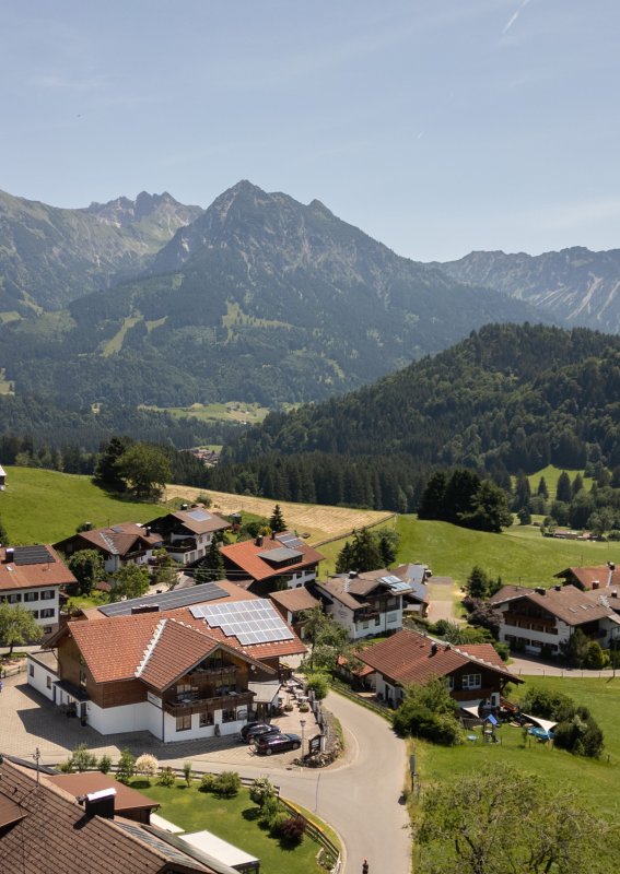 hotel-und-alpenlandschaft-aus-der-luft-in-oberdorf