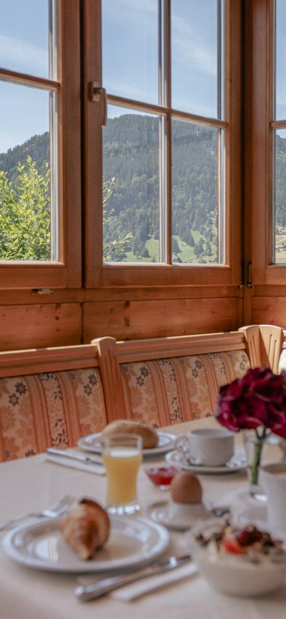 fruehstueck-mit-bergblick-und-kaffeeduft