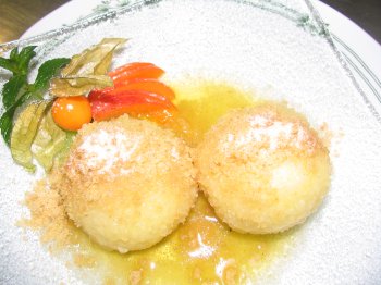Marillenknödel mit brauner Butter, Zimtzucker und Knusperbrösel