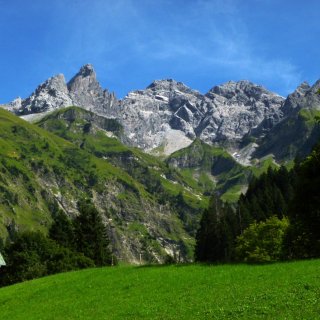 Einödsbach mit Mädelegabel-Gruppe Eines der bekanntesten und eindrücklichsten Bergmassive der Allgäuer Alpen. Trettachspitze, Mädelegabel, Hochfrottspitze