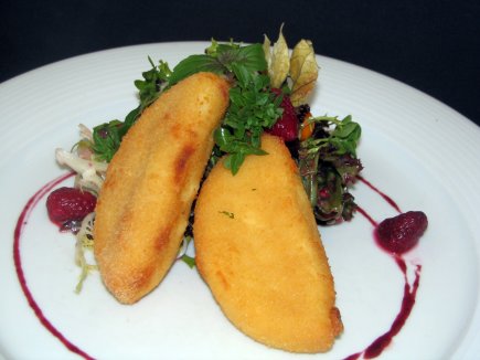 Panierter hausgemachter Ziegenkäse