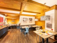 Im Restaurant findet ein Frühstück mit verschiedenen Speisen und Getränken statt. Tische sind schön gedeckt.