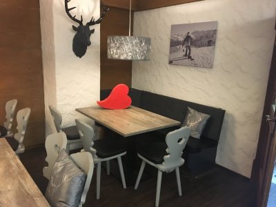 Neue Stühle und Lampen im Frühstücksbereich