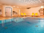 Schwimmbad im Wellnessbereich