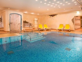 Schwimmbad im Wellnessbereich