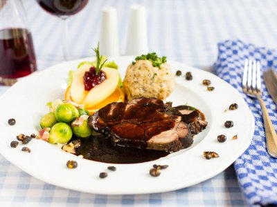 Wildschweinbraten mit Semmelknödel - Ein Klassiker in unserem Restaurant