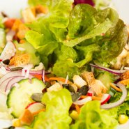 Knackiger Salatteller aus dem Restaurant