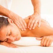 Entspannende Wellnessmassage im Haus