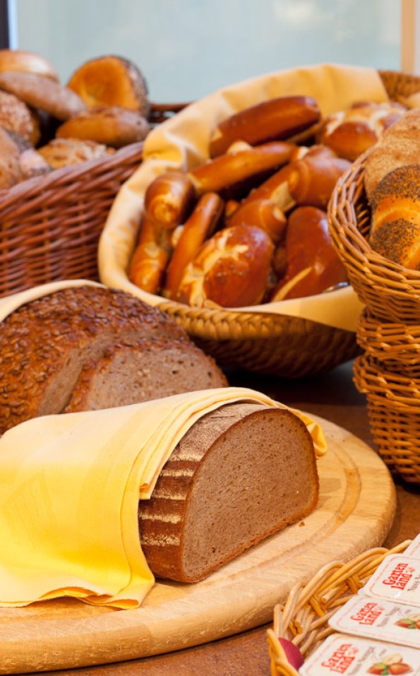 Große Brotauswahl beim Frühstück