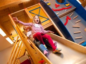 Rutsche mit Kletterwand im Spielzimmer