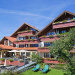 Hotelansicht im Sommer