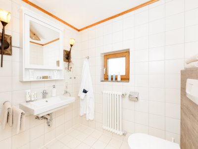Modern und neu renoviertes Badezimmer