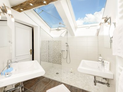 Badezimmer mit Blick in den Allgäuer Himmel 