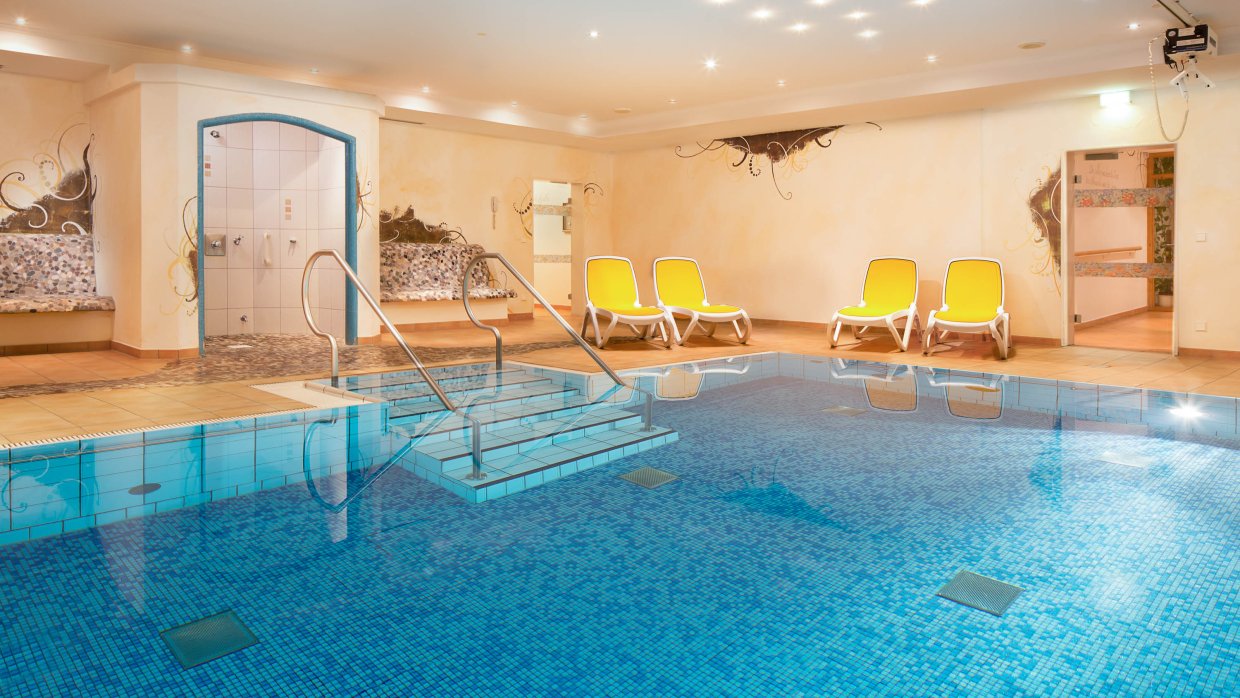 Pool mit 30 qm und 30 Grad warmen Wasser