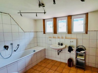 Großes Badezimmer im Obergeschoss