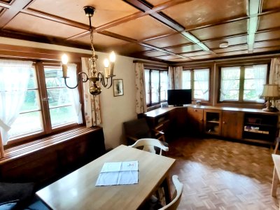 Wohnzimmer mit Sitzmöglichkeit