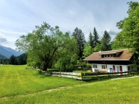 Nobis-Häusle mit Blick auf die Berge