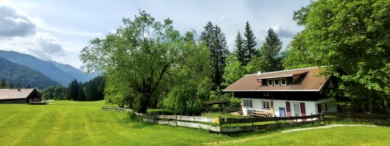 Nobis-Häusle mit Blick auf die Berge