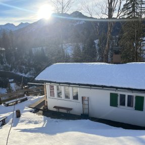 Wintersonnenuntergang über der Ferienhütte (1)