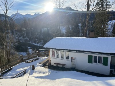 Wintersonnenuntergang über der Ferienhütte (1)