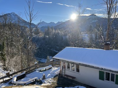 Wintersonnenuntergang über der Ferienhütte