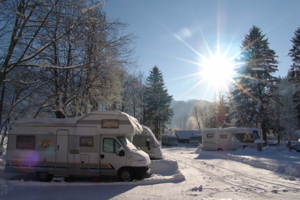 Wohnmobilstellplatz im Winter