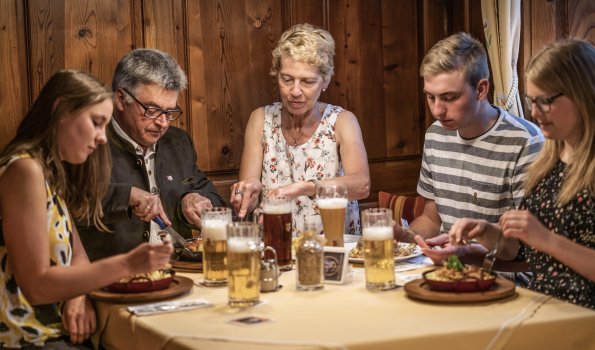 Im Brauerei-Gasthof Hotel Post in Nesselwang genießen Sie die Allgäuer Spezialitäten und das frisch gezapfte Allgäuer Bier aus der eigenen Herstellung.