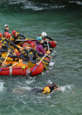 Teams formen und stärken durch Floßbau-Event