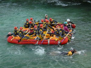 Teams formen und stärken durch Floßbau-Event