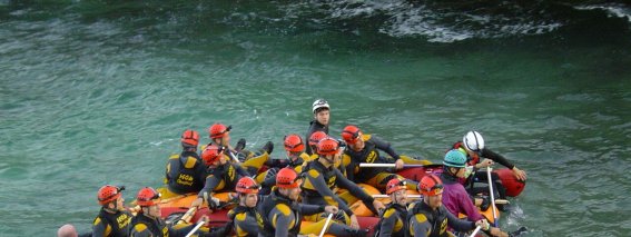Teams formen und stärken durch Floßbau-Event