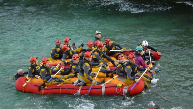 Teams formen und stärken durch Floßbau-Event