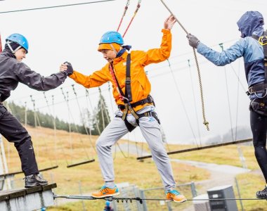 Teambuilding im Allgäu am Skywalk Oberstdorf – Team meistert gemeinsam eine Outdoor-Challenge in der ORLEN Skisprungarena