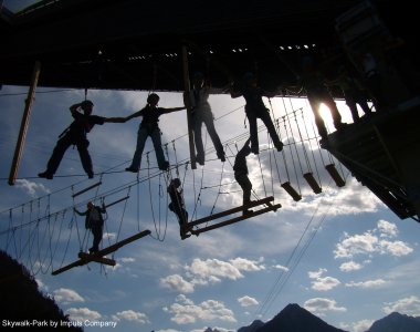 Teambuilding am Skywalk Oberstdorf – Team überwindet gemeinsam eine Hochseil-Challenge in der ORLEN Skisprungarena im Allgäu
