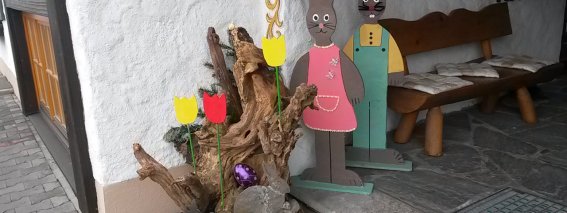Ostehase vor dem Haus