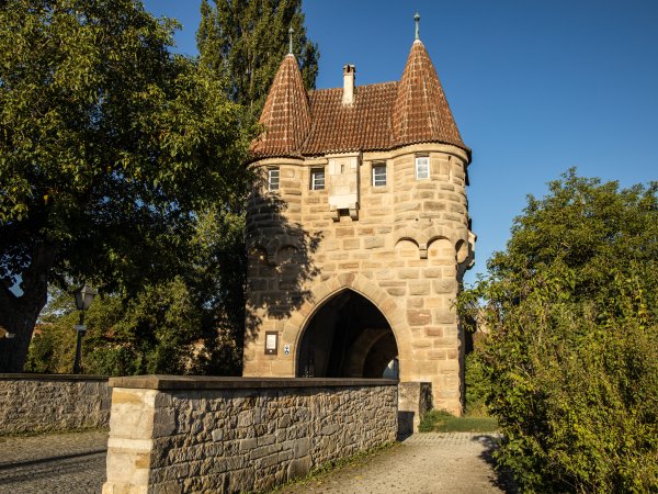 Iphofen besitzt eine komplett erhaltene Stadtmauer mit imposanten Stadttoren Einersheimer Tor Iphofen