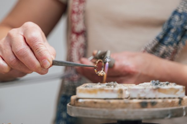 Goldschmiedin Jutta Huhn fertigt in ihrem Atelier individuelle Schmuckstücke