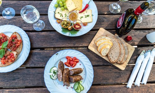 Wein und eine leckere fränkische Brotzeit - was will man mehr?