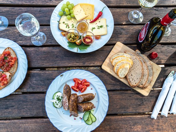 Wein und eine leckere fränkische Brotzeit - was will man mehr?