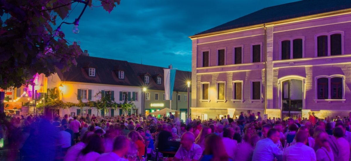 Weinfeststimmung zur Blauen Stunde