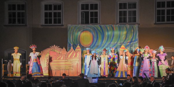 Isny Opernfestival: Aufführung Zar Saltan auf der Freilichtbühne im Schloss Innenhof