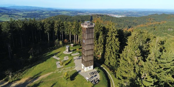 Der Aussichtsturm auf dem Schwarzen Grat aus der Vogelperspektive