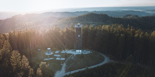 Am Aussichtsturm auf dem Schwarzen Grat gibt es eine Spielplatz und eine Grillstelle