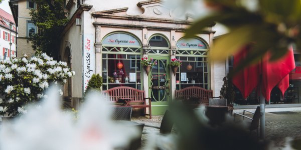 Kleine Geschäfte, Cafés und Läden prägen die Isnyer Fußgängerzone