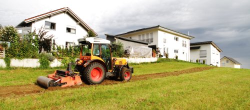 Traktor fräst auf Wiese am Krebsbach