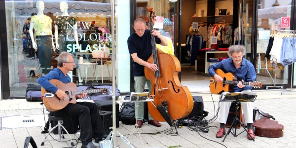 Gypsy Jazz des Manfred Fuchs Trios sorgte am Kornmarkt für Unterhaltung