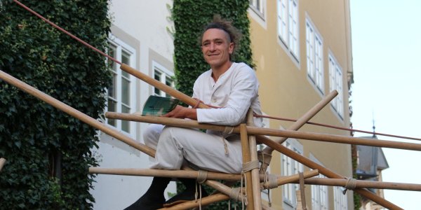 Julian Bellini lädt die Besucher zum gemeinsamen Lesen von „Sungs Laden“